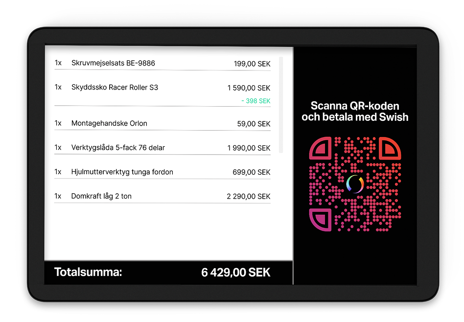 Svart rektangulär kunddisplay som visar kvittoinformation på en vitbakgruns samt röd QR-kod för mobilbetalning via Swish eller Klarna