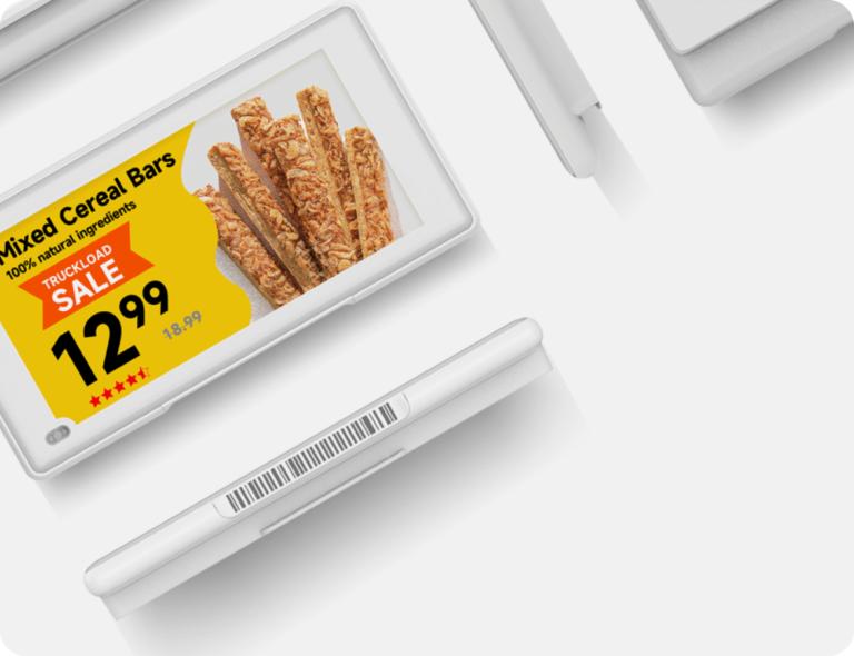 Elektronisk hvit prisskilt i liggende format med gul-rød tilbudsskilt, svart tekst og bilde på sprø müslibarer