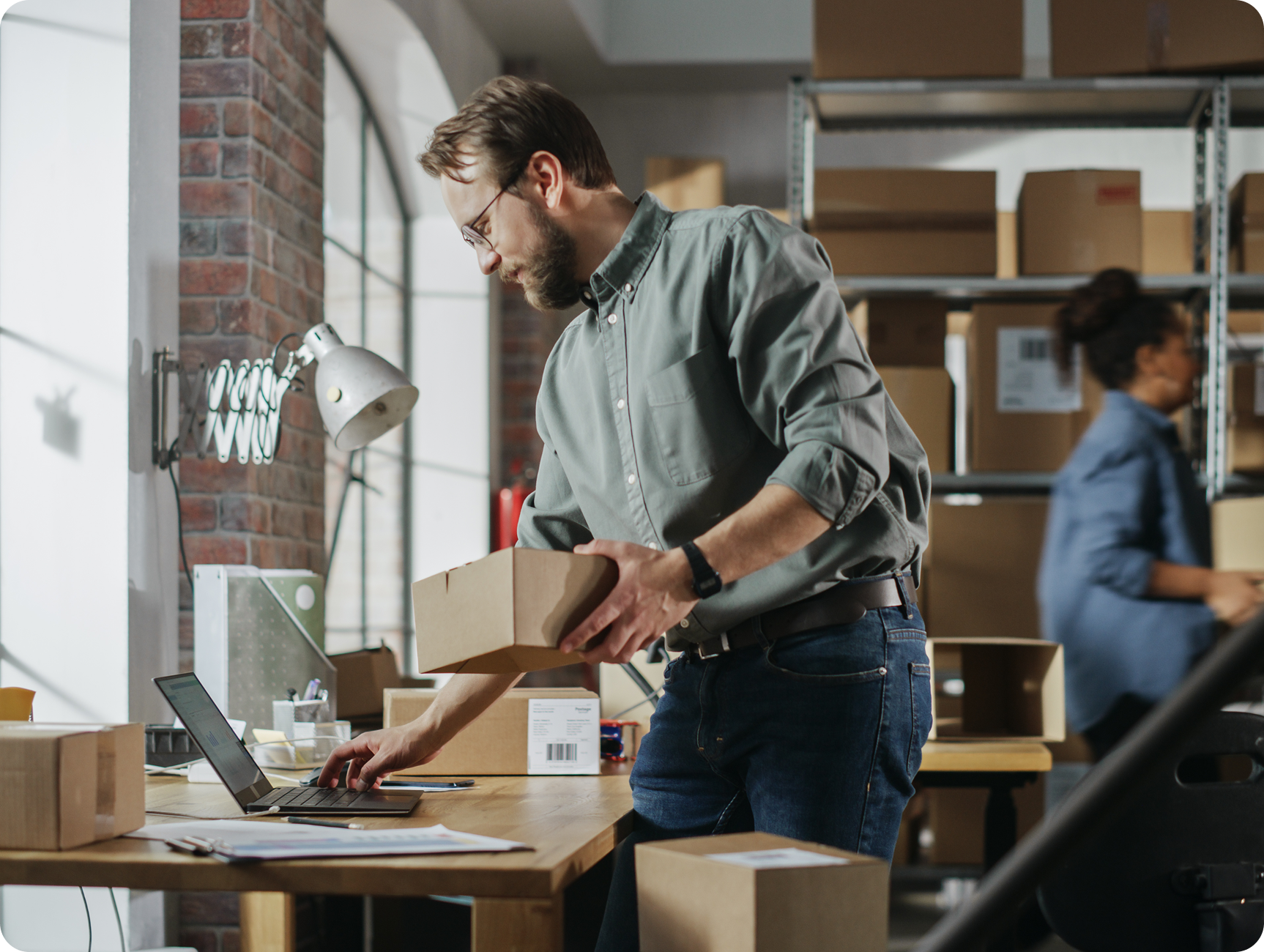 Butikspersonal med surfplatta vid kassan, symboliserar sammanlänkad handel.