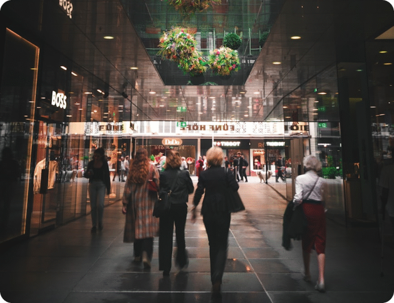 Mennesker i bevegelse gjennom moderne butikkgalleri i Norden, symbol for fremtidens handel.