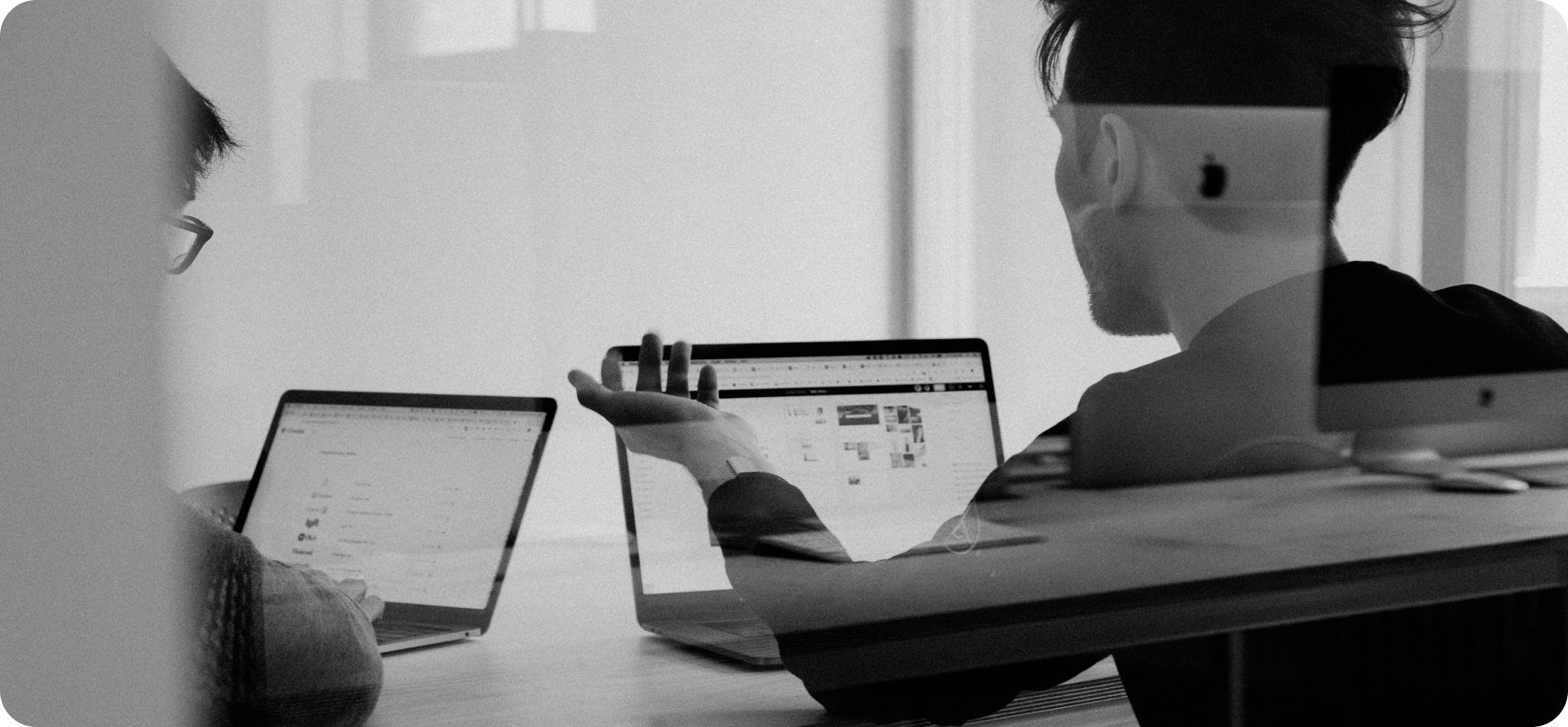 Rådgivare och kund i samtal vid dator, symboliserar Cash IT:s rådgivande arbetssätt.