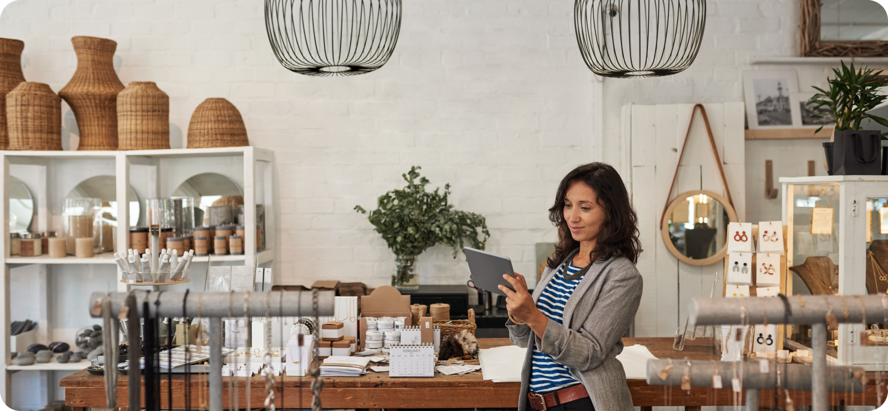 Kassör använder surfplatta vid modern POS-terminal, symbol för integrerade försäljningsflöden.