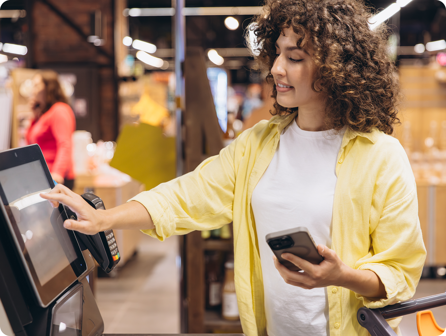 Kund använder självutcheckning i butik, symboliserar automatiserade flöden mellan kassa och affärssystem.