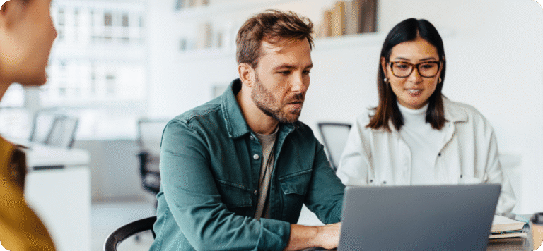 Kasserer bruker nettbrett ved moderne POS-terminal, symbol for integrerte salgsflyter.