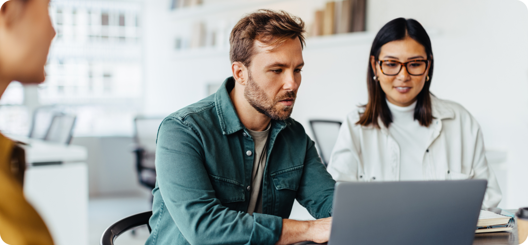 Kassör använder surfplatta vid modern POS-terminal, symbol för integrerade försäljningsflöden.