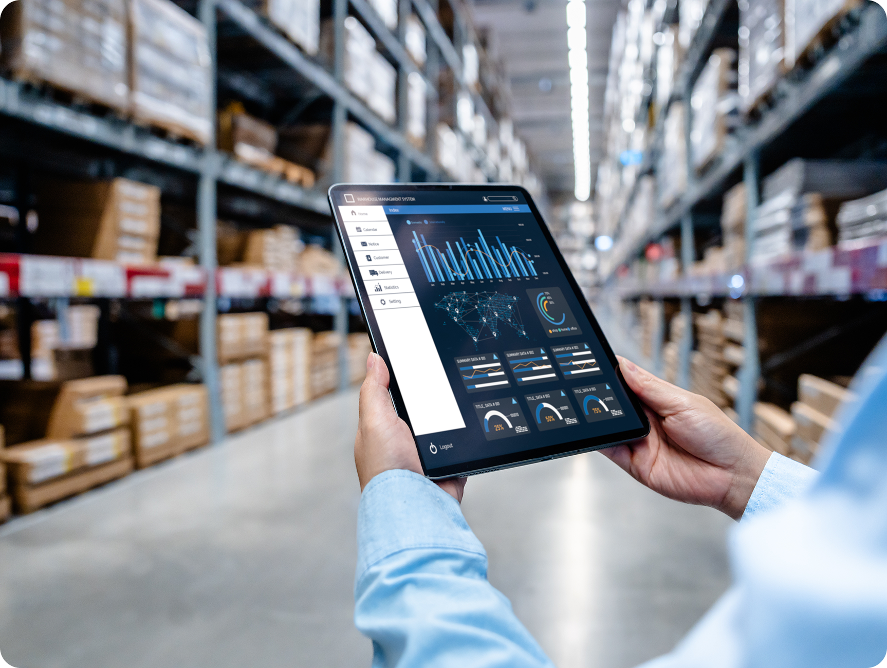 Retailansvarig arbetar med ett affärssystem på laptop, symboliserar ERP som styr försäljning, lager och e-handel.